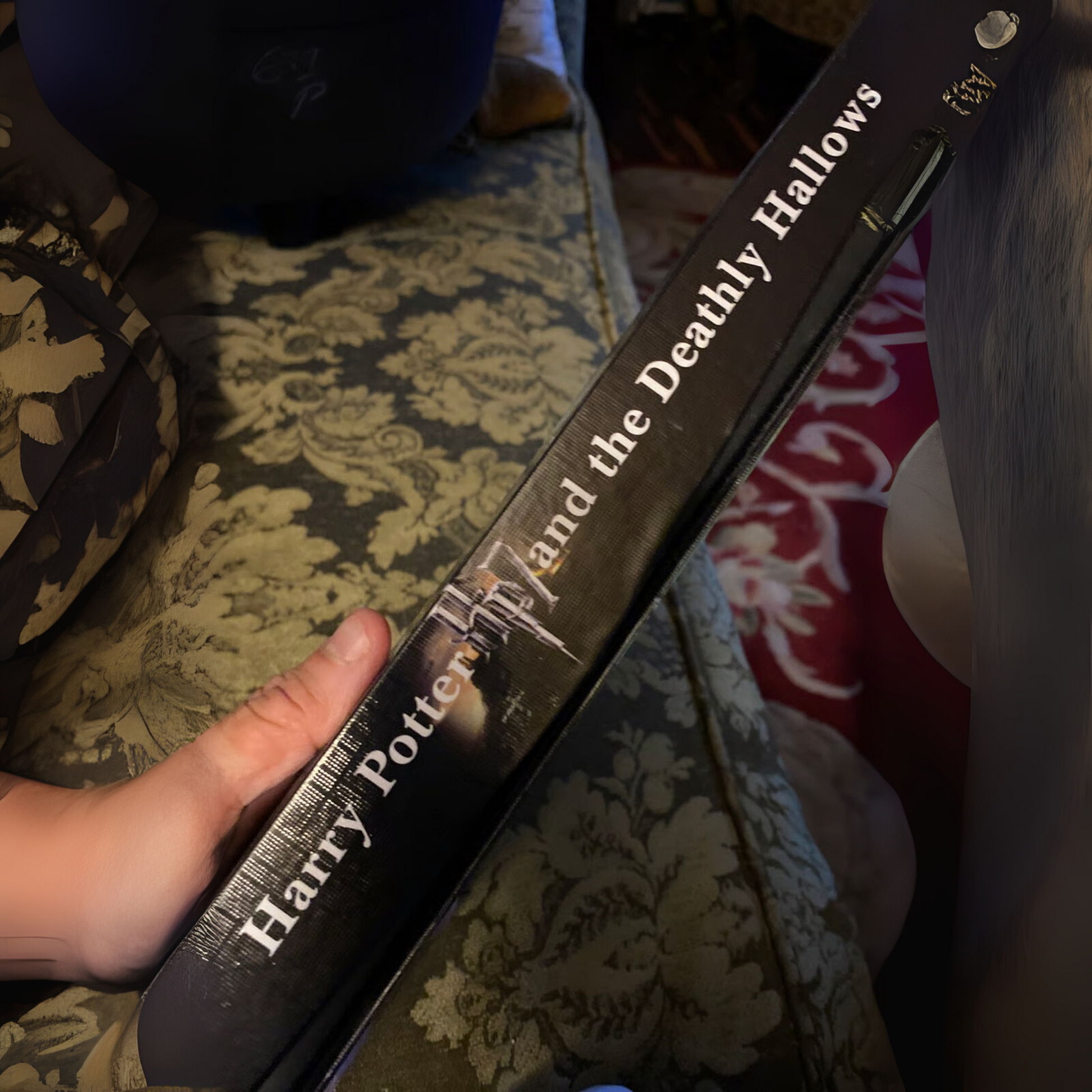 Hermione’s replica wand resting inside a velvet-lined collector's gift box