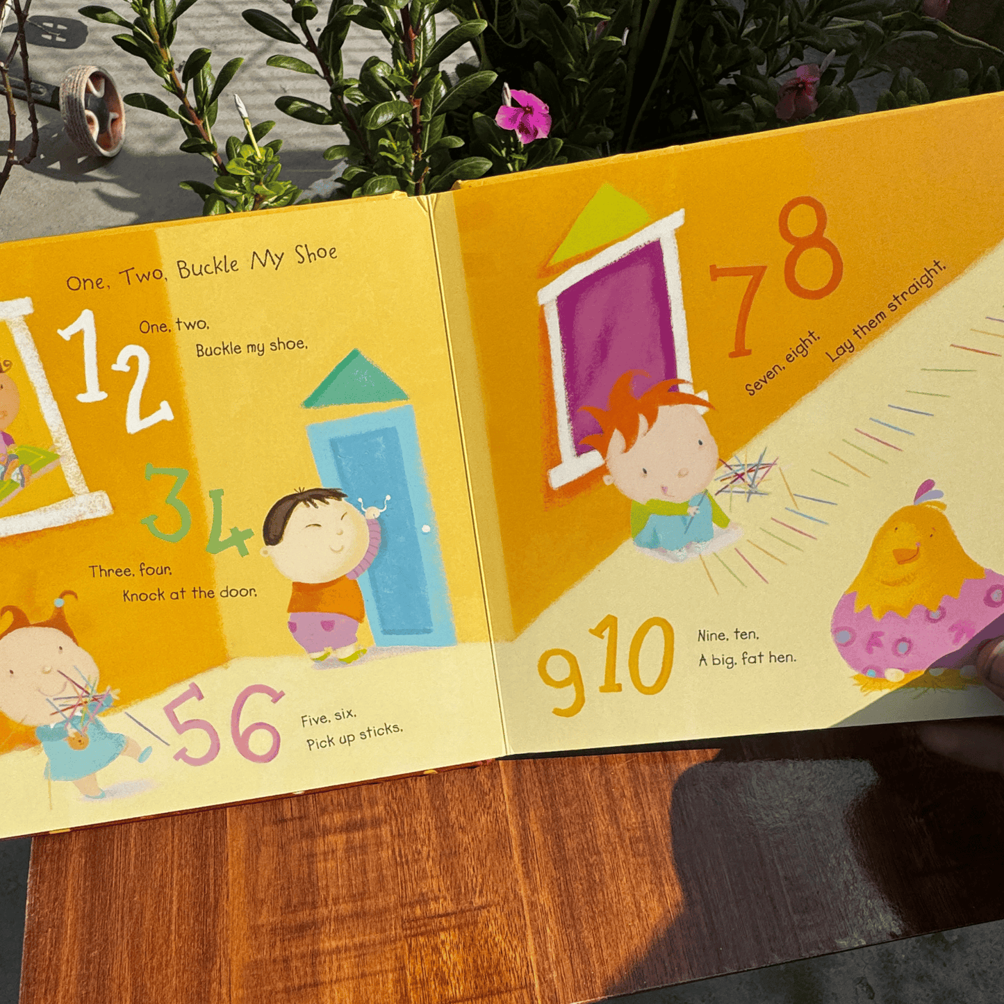 Hickory, Dickory, Dock: And Other Favourite Nursery Rhymes