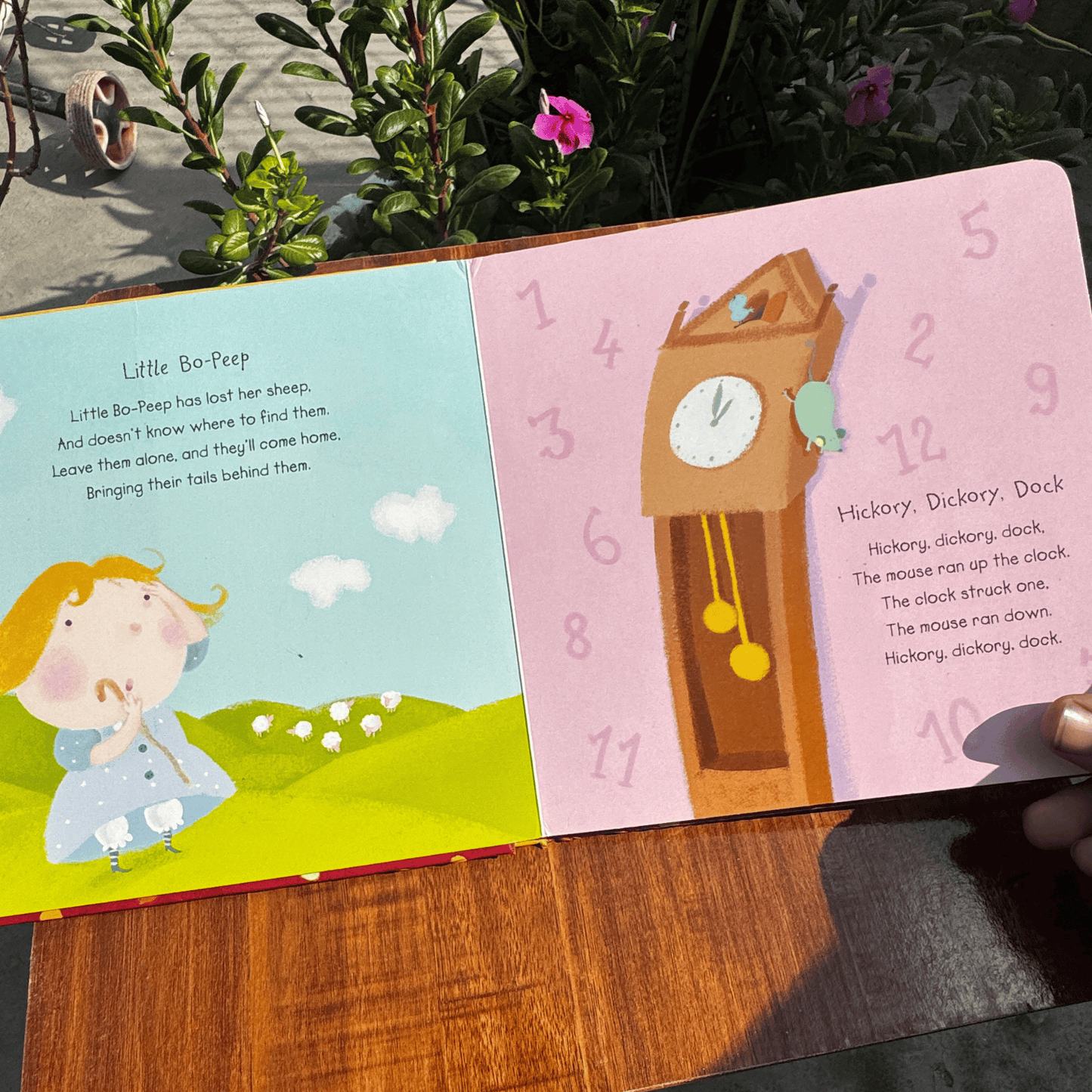 Hickory, Dickory, Dock: And Other Favourite Nursery Rhymes