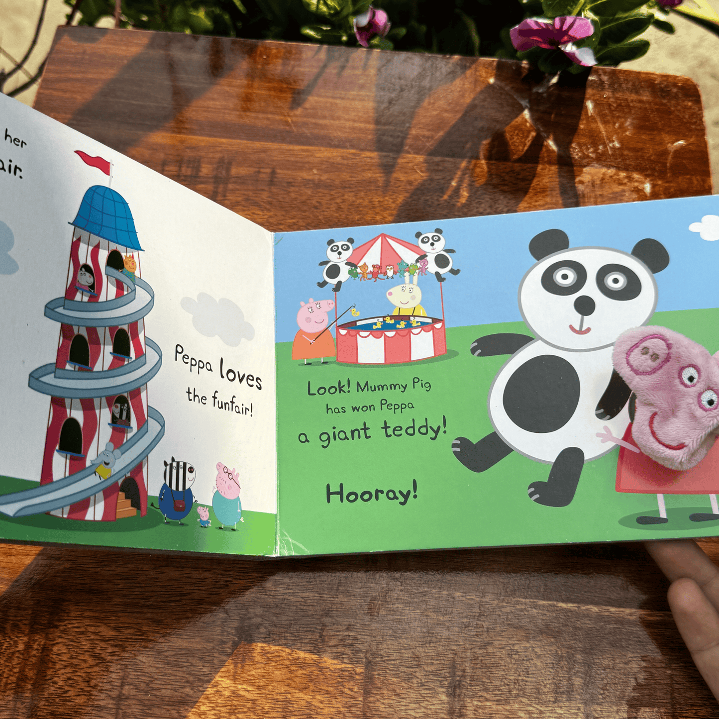 Peppa Pig: Hooray! Says Peppa Finger Puppet Book