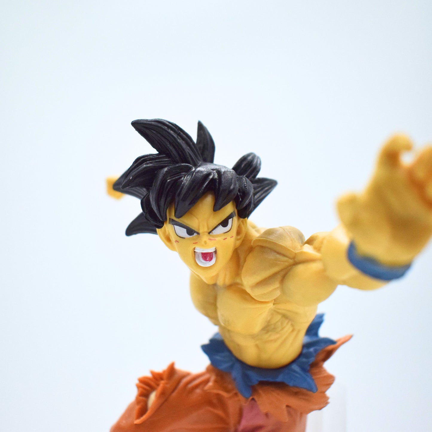 Goku Action Figure – 19.5 cm Dynamic Battle Pose Anime Collectible