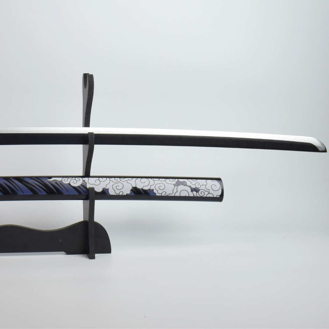 Ghost of Tsushima: Jin Sakai Wooden Katana 104cm - blade and the white cloud-pattern saya on the stand