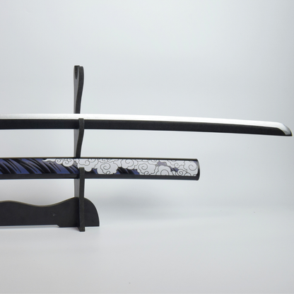 Ghost of Tsushima: Jin Sakai Wooden Katana 104cm - blade and the white cloud-pattern saya on the stand